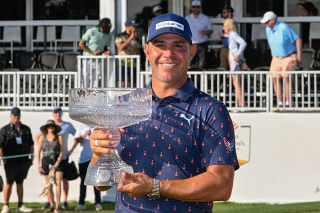 HOUSTON, TX - MARCH 29: Gary Woodland (USA) holds the trophy for winning the Texas Children s Houston Open on March 29, 2026, at Memorial Park Golf Course, Houston, Texas. (Photo by Ken Murray Icon Sportswire) GOLF: MAR 29 PGA, Golf Herren Texas Children s Houston Open EDITORIAL USE ONLY Icon2603290454