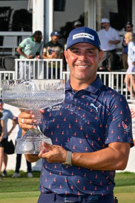 HOUSTON, TX - MARCH 29: Gary Woodland (USA) holds the trophy for winning the Texas Children s Houston Open on March 29, 2026, at Memorial Park Golf Course, Houston, Texas. (Photo by Ken Murray Icon Sportswire) GOLF: MAR 29 PGA, Golf Herren Texas Children s Houston Open EDITORIAL USE ONLY Icon2603290464