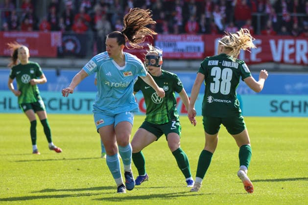 Wolfsburg, Deutschland: 29. März 2026 - 1. Frauen Bundesliga - 22. Spieltag - VfL Wolfsburg vs. Union Berlin Im Bild: v.li. im Zweikampf Hannah Eurlings (Union Berlin), Thea Bjelde (VfL) und Anny Kerim-Lindland (VfL Wolfsburg) Copyright: HMBxMedia MadeleinexFantini