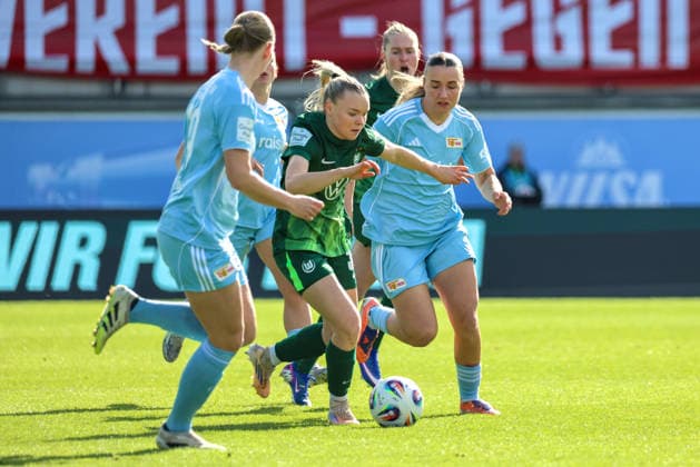 Wolfsburg, Deutschland: 29. März 2026 - 1. Frauen Bundesliga - 22. Spieltag - VfL Wolfsburg vs. Union Berlin Im Bild: v.li. im Zweikampf Anny Kerim-Lindland (VfL Wolfsburg) und Tanja Pawollek (Union Berlin) Copyright: HMBxMedia MadeleinexFantini