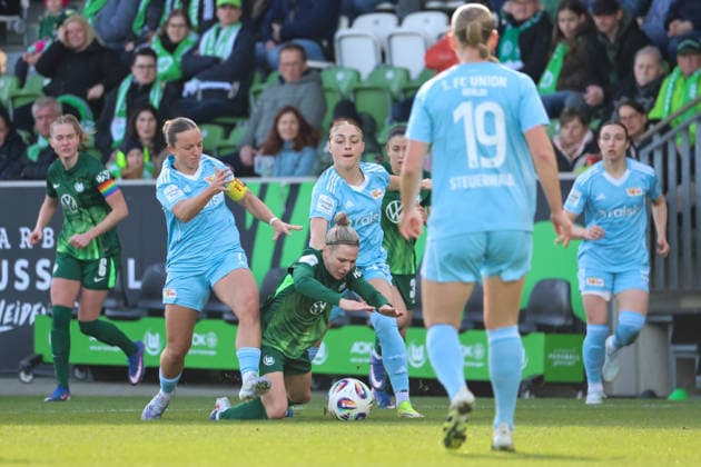 Wolfsburg, Deutschland: 29. März 2026 - 1. Frauen Bundesliga - 22. Spieltag - VfL Wolfsburg vs. Union Berlin Im Bild: v.li. im Zweikampf Lisa Heiseler (Union Berlin), Svenja Huth (VfL) und Lia Kamber (Union Berlin) Copyright: HMBxMedia MadeleinexFantini