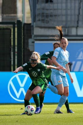 Wolfsburg, Deutschland: 29. März 2026 - 1. Frauen Bundesliga - 22. Spieltag - VfL Wolfsburg vs. Union Berlin Im Bild: v.li. im Zweikampf Thea Bjelde (VfL) und Hannah Eurlings (Union Berlin) Copyright: HMBxMedia MadeleinexFantini