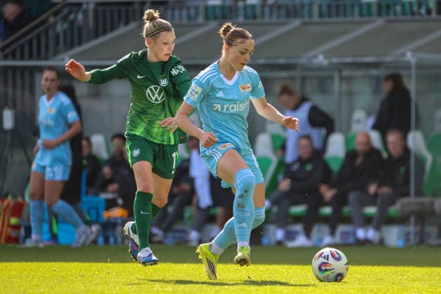 Wolfsburg, Deutschland: 29. März 2026 - 1. Frauen Bundesliga - 22. Spieltag - VfL Wolfsburg vs. Union Berlin Im Bild: v.li. im Zweikampf Svenja Huth (VfL) und Lia Kamber (Union Berlin) Copyright: HMBxMedia MadeleinexFantini