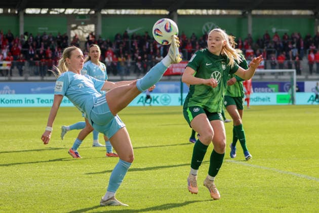 Wolfsburg, Deutschland: 29. März 2026 - 1. Frauen Bundesliga - 22. Spieltag - VfL Wolfsburg vs. Union Berlin Im Bild: v.li. im Zweikampf Judith Steinert (Union Berlin) und Janou Levels (VfL) Copyright: HMBxMedia MadeleinexFantini