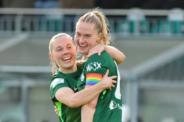 Wolfsburg, Deutschland: 29. März 2026 - 1. Frauen Bundesliga - 22. Spieltag - VfL Wolfsburg vs. Union Berlin Im Bild: v.li. die Zweite Torschützin Janina Minge (VfL) macht das Ausgleichstor zum 1:1 für Wolfsburg und jubelt mit Janou Levels (VfL) Copyright: HMBxMedia MadeleinexFantini