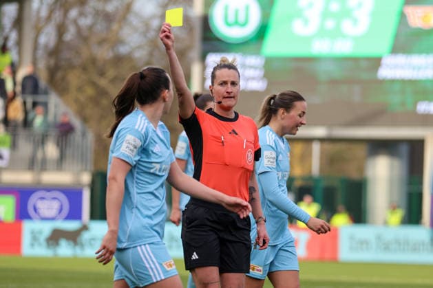 Wolfsburg, Deutschland: 29. März 2026 - 1. Frauen Bundesliga - 22. Spieltag - VfL Wolfsburg vs. Union Berlin Im Bild: v.li. Hannah Eurlings (Union Berlin) sieht durch Schiedsrichterin Anna-Lena Heidenreich (Deutschland) die gelbe Karte Copyright: HMBxMedia MadeleinexFantini