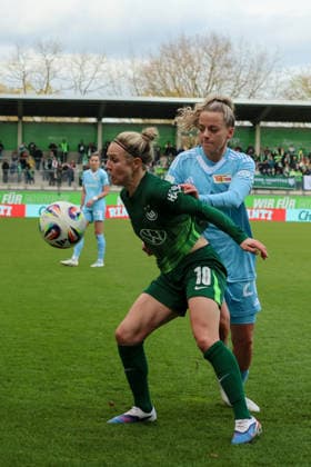 Wolfsburg, Deutschland: 29. März 2026 - 1. Frauen Bundesliga - 22. Spieltag - VfL Wolfsburg vs. Union Berlin Im Bild: v.li. im Zweikampf Svenja Huth (VfL) und Jenny Hipp (Union Berlin) Copyright: HMBxMedia MadeleinexFantini