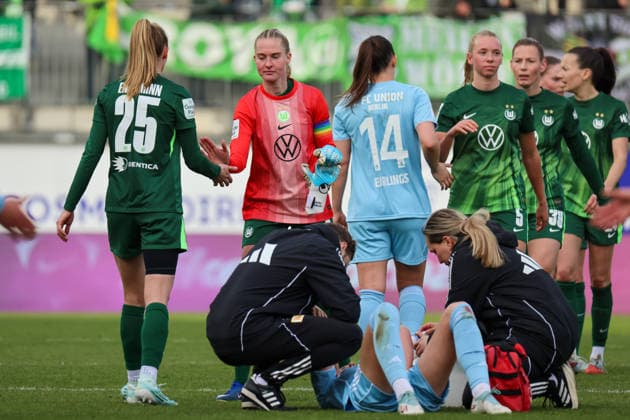 Wolfsburg, Deutschland: 29. März 2026 - 1. Frauen Bundesliga - 22. Spieltag - VfL Wolfsburg vs. Union Berlin Im Bild: v.li. Vivien Endemann (VfL) klatscht sich mit Torhüterin Janina Minge (VfL), die für Torhüterin Stina Johannes (VfL) wegen eines Platzverweises das Spiel verlassen musste, eingesprungen ist, nach dem Spiel ab Copyright: HMBxMedia MadeleinexFantini