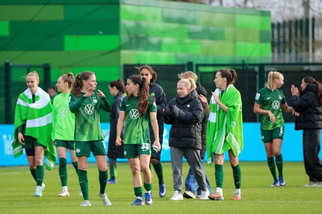 Wolfsburg, Deutschland: 29. März 2026 - 1. Frauen Bundesliga - 22. Spieltag - VfL Wolfsburg vs. Union Berlin Im Bild: Die Spielerinnen vom VfL Wolfsburg bei der Abschlussrunde nach dem Remis gegen Union Berlin Copyright: HMBxMedia MadeleinexFantini