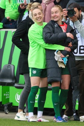 Wolfsburg, Deutschland: 29. März 2026 - 1. Frauen Bundesliga - 22. Spieltag - VfL Wolfsburg vs. Union Berlin Im Bild: v.li. Sophia Kleinherne (VfL) und Janina Minge (VfL) Copyright: HMBxMedia MadeleinexFantini