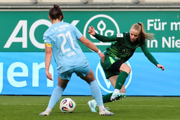 Wolfsburg, Deutschland: 29. März 2026 - 1. Frauen Bundesliga - 22. Spieltag - VfL Wolfsburg vs. Union Berlin Im Bild: v.li. im Zweikampf Anna Weiß Weiss (Union Berlin) und Vivien Endemann (VfL) Copyright: HMBxMedia MadeleinexFantini