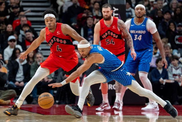 March 29, 2026, Toronto, On, Canada: Toronto Raptors forward Scottie Barnes (4) and Orlando Magic guard Jalen Suggs (front) chase down a loose ball during first half NBA, Basketball Herren, USA action in Toronto on Sunday, March 29, 2026. Canada News - March 29, 2026  - ZUMAc35_ 20260329_zaf_c35_183 Copyright: xFrankxGunnx