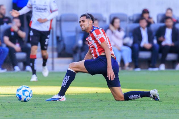 March 29, 2026, Los Angeles, California, USA: Ricardo MaroÂ­n 17 of the Chivas de Guadalajara stretches out to receive a pass during the Clasico Tapatio game against the Atlas FC on Sunday March 29, 2026 at the BMO Stadium in Los Angeles, California. Chivas defeats Atlas FC, 1-0. ARIANA RUIZ PI Los Angeles USA - ZUMAp124 20260329_zaa_p124_006 Copyright: xArianaxRuizx