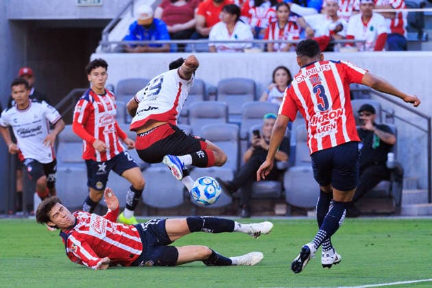 March 29, 2026, Los Angeles, California, USA: Eduardo Aguirre 19 of the Atlas FC slides under Eduardo Aguirre 19 of the Chivas de Guadalajara during the Clasico Tapatio game on Sunday March 29, 2026 at the BMO Stadium in Los Angeles, California. Chivas defeat Atlas FC, 1-0. JAVIER ROJAS PI Chivas Defeat Atlas FC, 1-0  - ZUMAp124 20260329_zaa_p124_024 Copyright: xJavierxRojasx