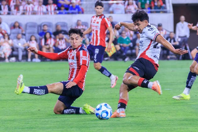 March 29, 2026, Los Angeles, California, USA: Manuel Capasso 28 of the Atlas FC makes a goal attempt as Miguel GoÂ³mez 24 of the Chivas de Guadalajara defends during the Clasico Tapatio game on Sunday March 29, 2026 at the BMO Stadium in Los Angeles, California. Chivas defeats Atlas FC, 1-0. ARIANA RUIZ PI Los Angeles USA - ZUMAp124 20260329_zaa_p124_055 Copyright: xArianaxRuizx