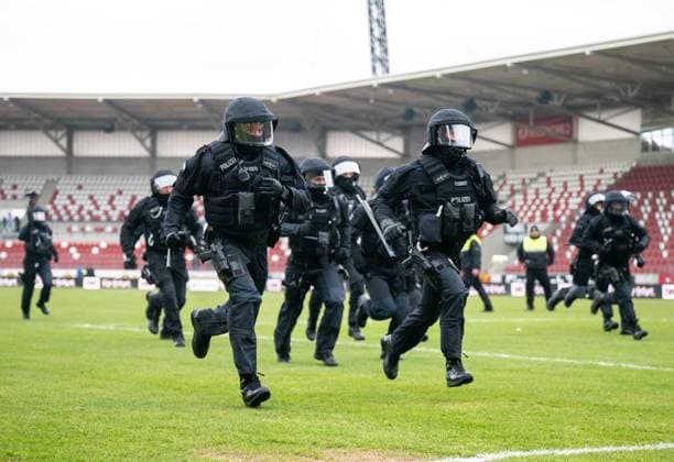 FUSSBALL - LANDESPOKAL HALBFINALE ERFURT - JENA ** NUR FÜR REDAKTIONELLE ZWECKE ** EDITORIAL USE ONLY **<p>29 03 2026-Erfurt: Fussball Landespokal Thüringenpokal Halbfinale Steigerwaldstadion Saison 2025-2026 FC Carl Zeiss Jena - FC Rot Weiss Erfurt im Foto: Polizeieinsatz nach dem Spiel im Stadion ( Deutschland Thueringen Erfurt Copyright: SaschaxFromm *** FOOTBALL STATE CUP HALF FINAL ERFURT JENA FOR EDITORIAL PURPOSES ONLY EDITORIAL USE ONLY p 29 03 2026 Erfurt Soccer State Cup Thuringia Cup Semifinal Steigerwaldstadion Season 2025 2026 FC Carl Zeiss Jena FC Rot Weiss Erfurt in photo police operation after the match in the stadium Germany Thuringia Erfurt Copyright SaschaxFromm Copyright: SaschaxFromm doc85741yo3ir71cuagiecr ,EDITORIAL USE ONLY