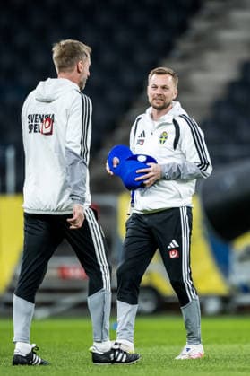260330 Assistant coach Sebastian Larsson and head coach Graham Potter of the Swedish national football team at a training session on March 30, 2026 in Stockholm. Photo: Jesper Zerman BILDBYRAN kod JZ JZ0693 fotboll football soccer fotball vm-kval kval FIFA World Cup, WM, Weltmeisterschaft, Fussball qualifier qualifier träning practice training sverige sweden sverige a bbeng Copyright: JESPERxZERMAN BB260330JZ003