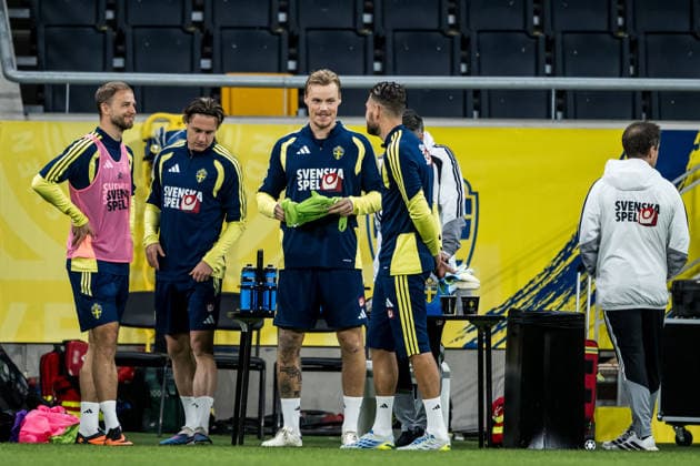 260330 Victor Eriksson and goalkeeper Kristoffer Nordfeldt of the Swedish national football team at a training session on March 30, 2026 in Stockholm. Photo: Jesper Zerman BILDBYRAN kod JZ JZ0693 fotboll football soccer fotball vm-kval kval FIFA World Cup, WM, Weltmeisterschaft, Fussball qualifier qualifier träning practice training sverige sweden sverige a bbeng Copyright: JESPERxZERMAN BB260330BB163