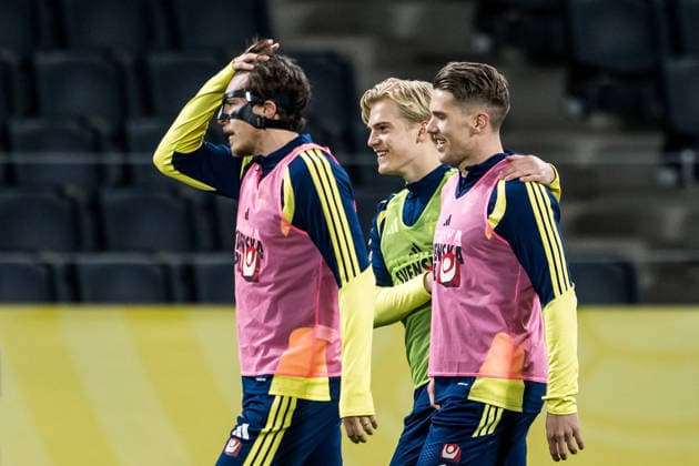 260330 Victor Nilsson Lindelöf , Lucas Bergvall and Viktor Gyökeres of the Swedish national football team at a training session on March 30, 2026 in Stockholm. Photo: Jesper Zerman BILDBYRAN kod JZ JZ0693 fotboll football soccer fotball vm-kval kval FIFA World Cup, WM, Weltmeisterschaft, Fussball qualifier qualifier träning practice training sverige sweden sverige a bbeng Copyright: JESPERxZERMAN BB260330BB165