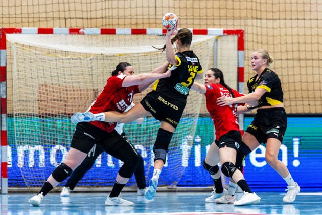 29.03.2026, GER, Handball, Frauen, Saison 2025 2026, EHF European League, Viertelfinale, Thueringer HC - Nykobing Falster Handbold Clara Ronde Haugaard Bang (Nykobing Falster Handbold), Josefine Hanfland (Thueringer HC,57) 99947 Bad Langensalza Salza Halle Sporthalle Mehrz Thüringen Deutschland