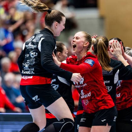 29.03.2026, GER, Handball, Frauen, Saison 2025 2026, EHF European League, Viertelfinale, Thueringer HC - Nykobing Falster Handbold ausgelassener Jubel bei der Mannschaft Team des Thueringer HC, mit dabei Anna Szabo (Thueringer HC,26), Rikke Hoffbeck Petersen (Thueringer HC,22) 99947 Bad Langensalza Salza Halle Sporthalle Mehrz Thüringen Deutschland