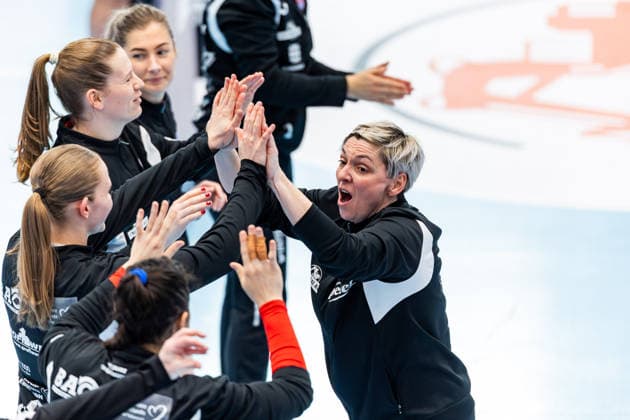 29.03.2026, GER, Handball, Frauen, Saison 2025 2026, EHF European League, Viertelfinale, Thueringer HC - Nykobing Falster Handbold Lydia Jakubisova klatscht beim Einlaufen mit Laura Kuske (Thueringer HC,11) 99947 Bad Langensalza Salza Halle Sporthalle Mehrz Thüringen Deutschland