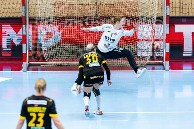 29.03.2026, GER, Handball, Frauen, Saison 2025 2026, EHF European League, Viertelfinale, Thueringer HC - Nykobing Falster Handbold Clara Lerby (Nykobing Falster Handbold), Christina Loevgren Hallberg (Thueringer HC,1) 99947 Bad Langensalza Salza Halle Sporthalle Mehrz Thüringen Deutschland