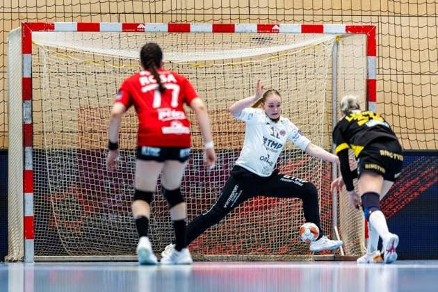 29.03.2026, GER, Handball, Frauen, Saison 2025 2026, EHF European League, Viertelfinale, Thueringer HC - Nykobing Falster Handbold Clara Lerby (Nykobing Falster Handbold), Laura Kuske (Thueringer HC,11) 99947 Bad Langensalza Salza Halle Sporthalle Mehrz Thüringen Deutschland
