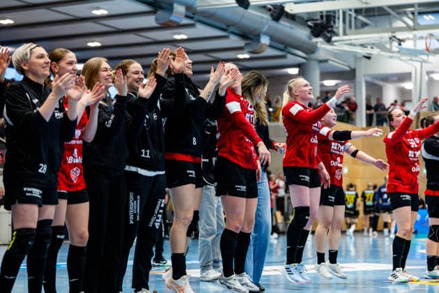 29.03.2026, GER, Handball, Frauen, Saison 2025 2026, EHF European League, Viertelfinale, Thueringer HC - Nykobing Falster Handbold die Mannschaft des Thueringer HC feiert gemeinsam mit den Fans Zuschauern, mit im Bild Rikke Hoffbeck Petersen (Thueringer HC,22), Anika Niederwieser (Thueringer HC,14), Johanna Reichert (Thueringer HC,29), 99947 Bad Langensalza Salza Halle Sporthalle Mehrz Thüringen Deutschland