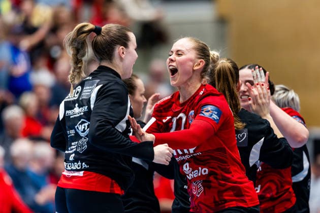 29.03.2026, GER, Handball, Frauen, Saison 2025 2026, EHF European League, Viertelfinale, Thueringer HC - Nykobing Falster Handbold ausgelassener Jubel bei der Mannschaft Team des Thueringer HC, mit dabei Anna Szabo (Thueringer HC,26), Rikke Hoffbeck Petersen (Thueringer HC,22) 99947 Bad Langensalza Salza Halle Sporthalle Mehrz Thüringen Deutschland