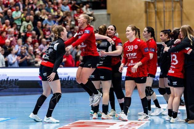 29.03.2026, GER, Handball, Frauen, Saison 2025 2026, EHF European League, Viertelfinale, Thueringer HC - Nykobing Falster Handbold ausgelassener Jubel bei der Mannschaft Team des Thueringer HC, mit dabei Anna Szabo (Thueringer HC,26), Rikke Hoffbeck Petersen (Thueringer HC,22) 99947 Bad Langensalza Salza Halle Sporthalle Mehrz Thüringen Deutschland