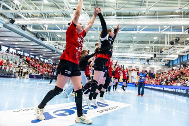 29.03.2026, GER, Handball, Frauen, Saison 2025 2026, EHF European League, Viertelfinale, Thueringer HC - Nykobing Falster Handbold die Mannschaft des Thueringer HC feiert gemeinsam mit den Fans Zuschauern, mit im Bild Anna Szabo (Thueringer HC,26) 99947 Bad Langensalza Salza Halle Sporthalle Mehrz Thüringen Deutschland
