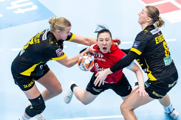29.03.2026, GER, Handball, Frauen, Saison 2025 2026, EHF European League, Viertelfinale, Thueringer HC - Nykobing Falster Handbold Nanna Hinnerfeldt Andersen (Nykobing Falster Handbold), Natsuki Aizawa (Thueringer HC,23), Stine Eiberg Jorgensen (Nykobing Falster Handbold) 99947 Bad Langensalza Salza Halle Sporthalle Mehrz Thüringen Deutschland