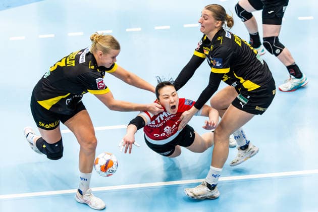 29.03.2026, GER, Handball, Frauen, Saison 2025 2026, EHF European League, Viertelfinale, Thueringer HC - Nykobing Falster Handbold Nanna Hinnerfeldt Andersen (Nykobing Falster Handbold), Stine Eiberg Jorgensen (Nykobing Falster Handbold), Natsuki Aizawa (Thueringer HC,23) 99947 Bad Langensalza Salza Halle Sporthalle Mehrz Thüringen Deutschland