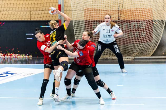 29.03.2026, GER, Handball, Frauen, Saison 2025 2026, EHF European League, Viertelfinale, Thueringer HC - Nykobing Falster Handbold Jana Scheib (Thueringer HC,20), Nanna Hinnerfeldt Andersen (Nykobing Falster Handbold), Josefine Hanfland (Thueringer HC,57), Luca Farago (Thueringer HC,19) 99947 Bad Langensalza Salza Halle Sporthalle Mehrz Thüringen Deutschland