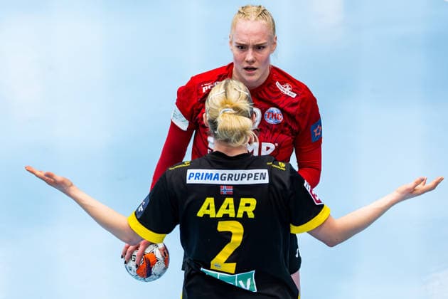 29.03.2026, GER, Handball, Frauen, Saison 2025 2026, EHF European League, Viertelfinale, Thueringer HC - Nykobing Falster Handbold Caroline Aar Jakobsen (Nykobing Falster Handbold), Johanna Reichert (Thueringer HC,29) 99947 Bad Langensalza Salza Halle Sporthalle Mehrz Thüringen Deutschland