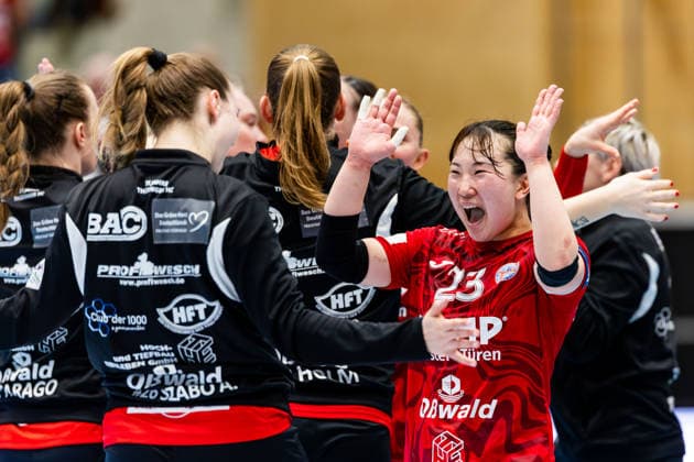 29.03.2026, GER, Handball, Frauen, Saison 2025 2026, EHF European League, Viertelfinale, Thueringer HC - Nykobing Falster Handbold Natsuki Aizawa (Thueringer HC,23) jubelt gemeinsam mit der Mannschaft 99947 Bad Langensalza Salza Halle Sporthalle Mehrz Thüringen Deutschland