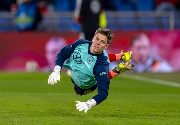 27.03.2026, Fussball Freundschafts-Länderspiel, Schweiz - Deutschland, im Stadion St.-Jakob-Park in Basel (Schweiz). Torwart Finn Dahmen (Deutschland) beim Aufwärmen.