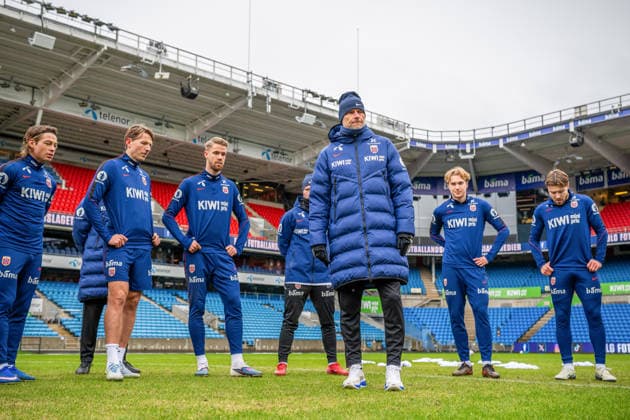 260330 Stale Solbakken, head coach of the Norwegian national football team, talks to the players during a training session on March 30, 2026 in Oslo. Photo: Vegard Grott BILDBYRAN kod VG VG0912 bbeng fotball football soccer fotboll norge norway trening träning training practice Copyright: VEGARDxGRoTT BB260330VG008