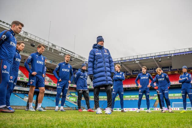 260330 Stale Solbakken, head coach of the Norwegian national football team, talks to the players during a training session on March 30, 2026 in Oslo. Photo: Vegard Grott BILDBYRAN kod VG VG0912 bbeng fotball football soccer fotboll norge norway trening träning training practice Copyright: VEGARDxGRoTT BB260330VG009