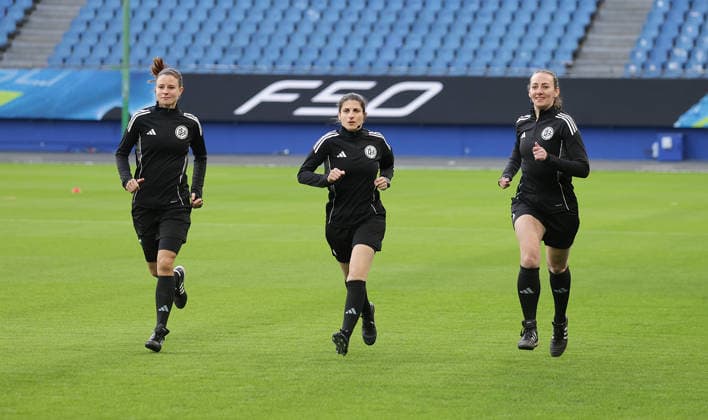 Schiedsrichterin Dr. Riem Hussein (Bad Harzburg) und ihr Team Daniela Goettlinger und Sabrina Sickl Fussball, GER, Frauen, Damen, Frauen Bundesliga, Saison 2025 2026, Volksparkstadion, Hamburger SV gegen Bayer 04 Leverkusen *** Referee Dr. Riem Hussein Bad Harzburg and her team Daniela Goettlinger and Sabrina Sickl Football, GER, Women, Women, Womens Bundesliga, Season 2025 2026, Volksparkstadion, Hamburger SV vs Bayer 04 Leverkusen