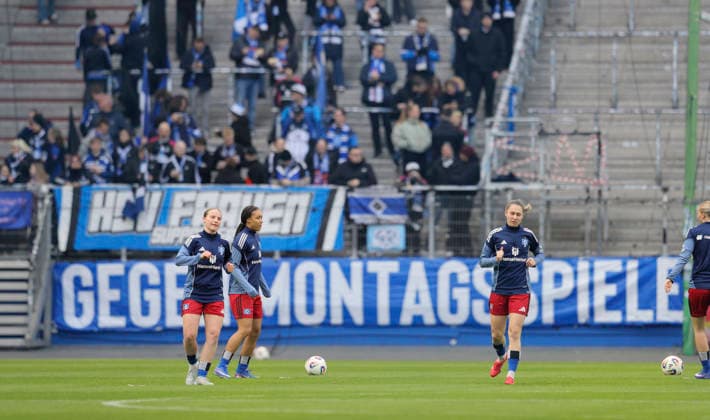 Foto : die Fans des HSV protestieren gegen den Montag als Spieltag Fussball Pixel Bundesliga der Frauen am Mo. 30.03.2026 Hamburger SV - Bayer 04 Leverkusen