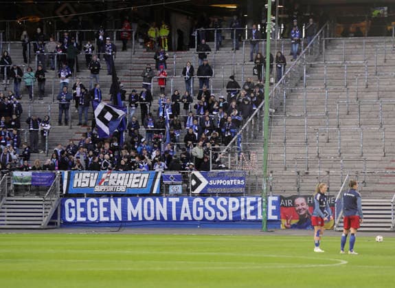 Foto : die Fans des HSV protestieren gegen den Montag als Spieltag Fussball Pixel Bundesliga der Frauen am Mo. 30.03.2026 Hamburger SV - Bayer 04 Leverkusen