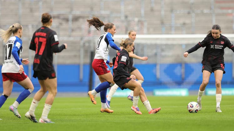 Foto : Camilla Linberg (HSV) gegen Sofie ZDEBEL ( links , Leverkusen ) Fussball Pixel Bundesliga der Frauen am Mo. 30.03.2026 Hamburger SV - Bayer 04 Leverkusen