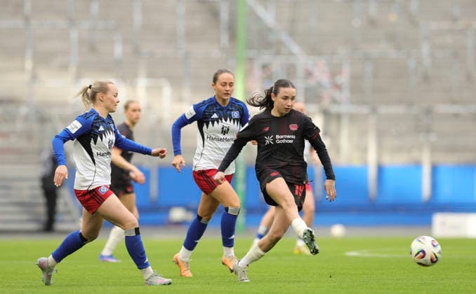 Foto : Loreen BENDER ( Leverkusen ) gegen Camilla Linberg (HSV) und links ... Mia Büchele (HSV) Fussball Pixel Bundesliga der Frauen am Mo. 30.03.2026 Hamburger SV - Bayer 04 Leverkusen
