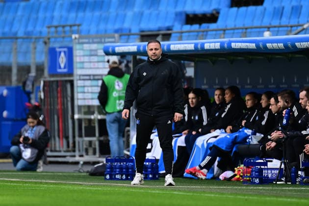Fußball I Frauen I Saison 2025-2026 I Bundesliga I 22. Spieltag I Hamburger SV - Bayer 04 Leverkusen I 30.03.2026 Eren Sen (Co-Trainer, Hamburger SV) als Trainer an der Linie Einzelfoto, Freisteller, Einzelbild, Cut-out, isoliertes Motiv, Sportaufnahme, Nahaufnahme, freigestellt, freigestellte Aufnahme, Aufnahme, Einzeln: Hamburg Volkspark, Volksparkstadion, Stadion, Volkspark-Stadion Hamburg Deutschland Copyright: xLobeca FelixxSchlikisx