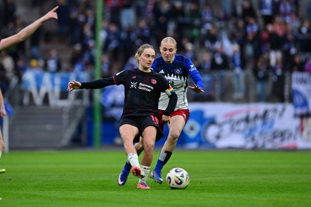 Fußball I Frauen I Saison 2025-2026 I Bundesliga I 22. Spieltag I Hamburger SV - Bayer 04 Leverkusen I 30.03.2026 Sofie Zdebel (16, Bayer 04 Leverkusen) Paulina Bartz (37, Hamburger SV) Hamburg Volkspark, Volksparkstadion, Stadion, Volkspark-Stadion Hamburg Deutschland Copyright: xLobeca FelixxSchlikisx