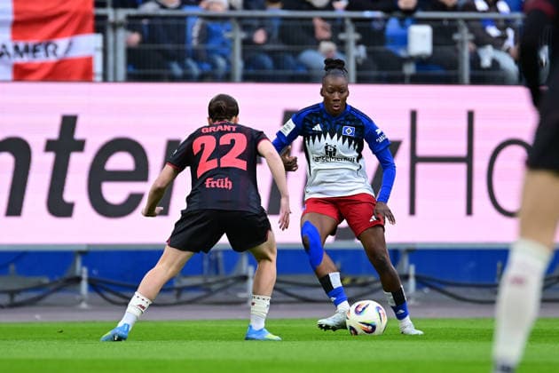 Fußball I Frauen I Saison 2025-2026 I Bundesliga I 22. Spieltag I Hamburger SV - Bayer 04 Leverkusen I 30.03.2026 Ruby Grant (22, Bayer 04 Leverkusen) Magou Doucoure (2, Hamburger SV) Hamburg Volkspark, Volksparkstadion, Stadion, Volkspark-Stadion Hamburg Deutschland Copyright: xLobeca FelixxSchlikisx