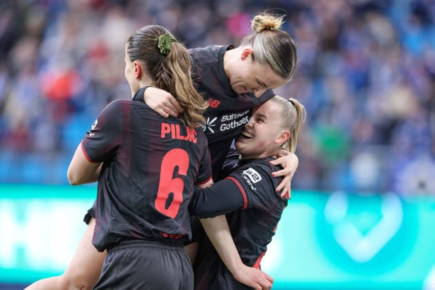 v.li.: Katharina Piljic (Bayer 04 Leverkusen, 6), Estrella Merino Gonzalez (Bayer 04 Leverkusen, 10) und Torschützin Vanessa Fudalla (Bayer 04 Leverkusen, 21) mit Torjubel, Jubel, jubeln, jubelt, optimistisch, Spielszene, Highlight, Freude über das Tor zum 0:1, DIE DFB-RICHTLINIEN UNTERSAGEN JEGLICHE NUTZUNG VON FOTOS ALS SEQUENZBILDER UND ODER VIDEOÄHNLICHE FOTOSTRECKEN. DFB REGULATIONS PROHIBIT ANY USE OF PHOTOGRAPHS AS IMAGE SEQUENCES AND OR QUASI-VIDEO., 30.03.2026, Hamburg (Deutschland), Fussball, Google Pixel Frauen-Bundesliga, Hamburger SV - Bayer 04 Leverkusen