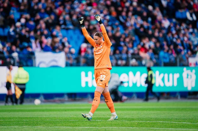 Google Pixel Frauen-Bundesliga: Hamburger SV vs. Bayer 04 Leverkusen, 30.03.2026 TOR, JUBEL durch Vanessa Fudalla (Bayer 04 Leverkusen, 21), hier Rafaela Borggräfe (Bayer 04 Leverkusen, 12); Fußball, Google Pixel Frauen-Bundesliga, 22. Spieltag: Hamburger SV vs. Bayer 04 Leverkusen am 30.03.2026 im Volksparkstadion, Hamburg DFB REGULATIONS PROHIBIT ANY USE OF PHOTOGRAPHS AS IMAGE SEQUENCES AND OR QUASI-VIDEO. Copyright: xBEAUTIFULxSPORTS Tonhäuserx